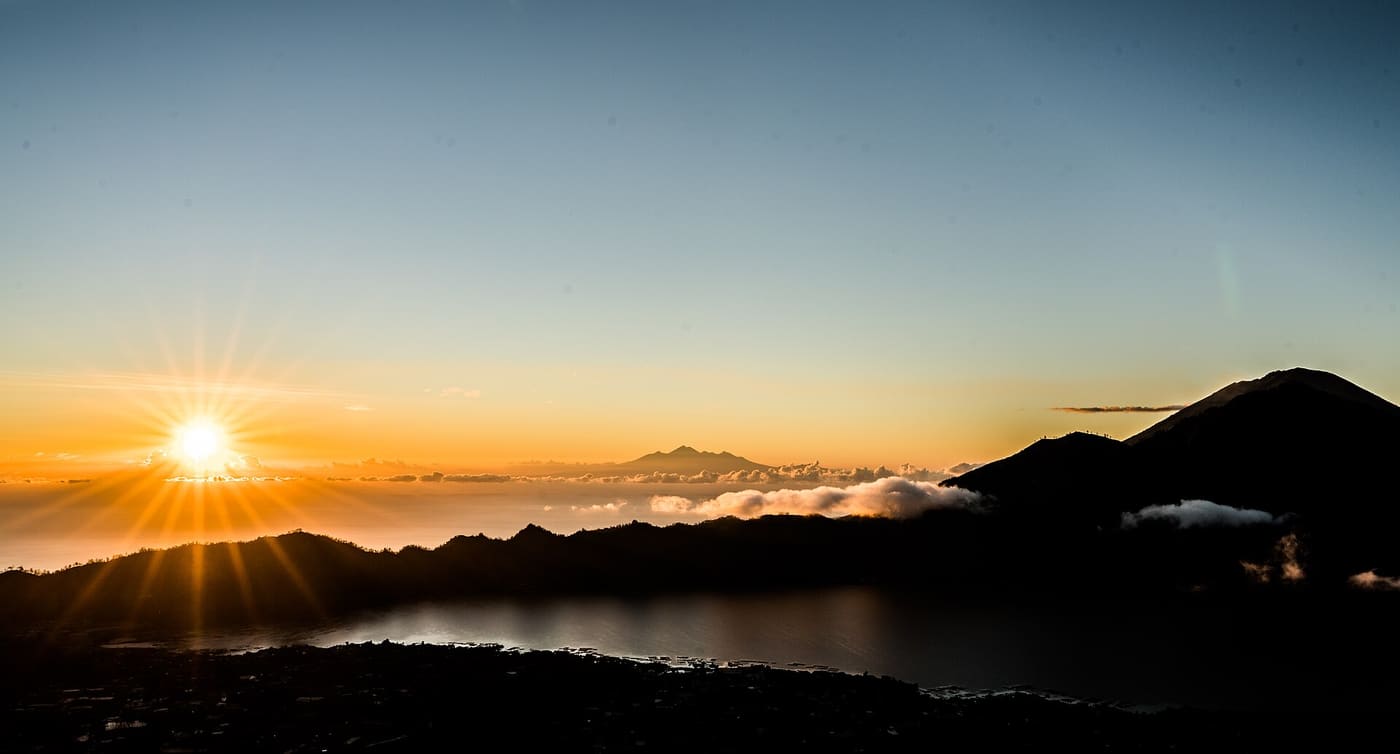 从巴图尔火山看到云海之上的日出