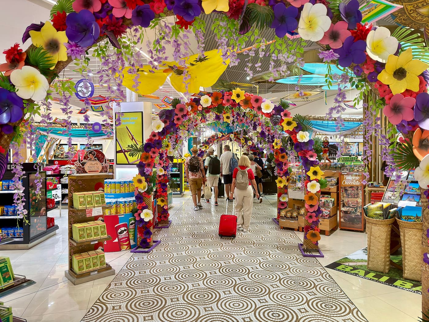 Le terminal international fleuri de l’aéroport Ngurah Rai