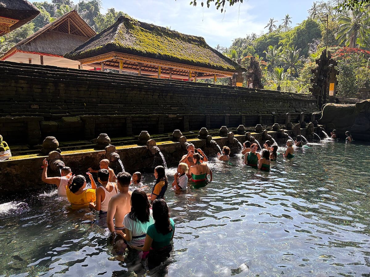 在圣泉寺出水口下沐浴的游客